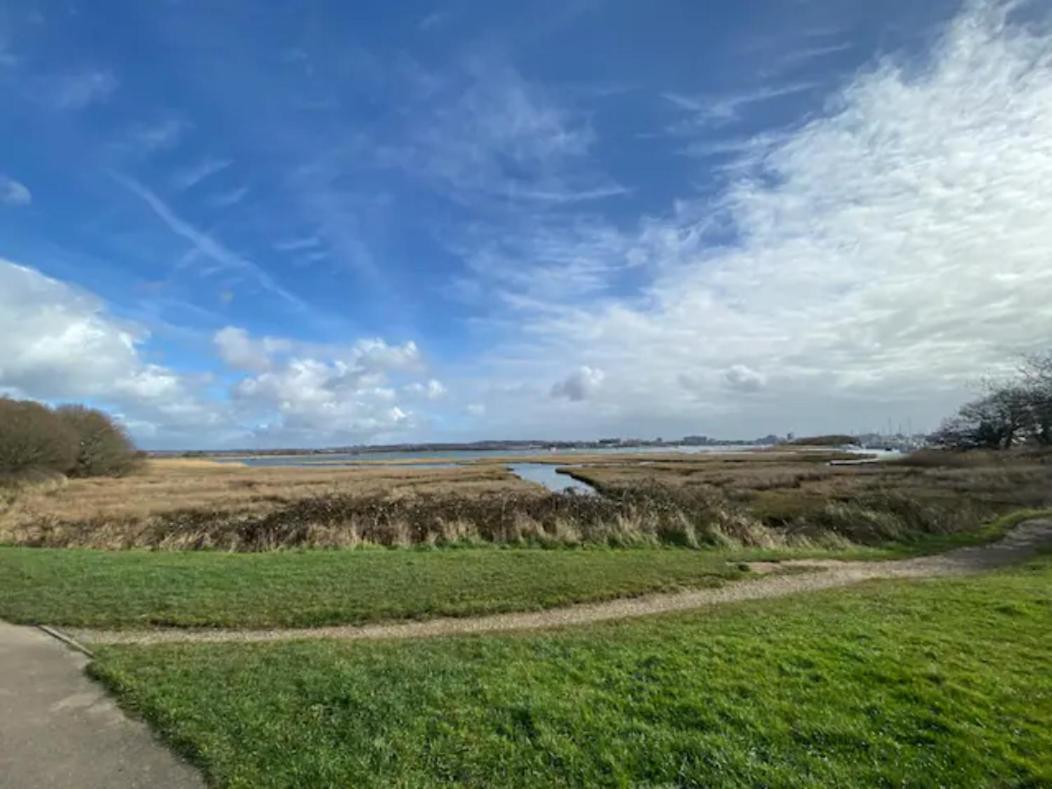 Holes Bay Nature Reserve, Poole, Right Next To The Water エクステリア 写真